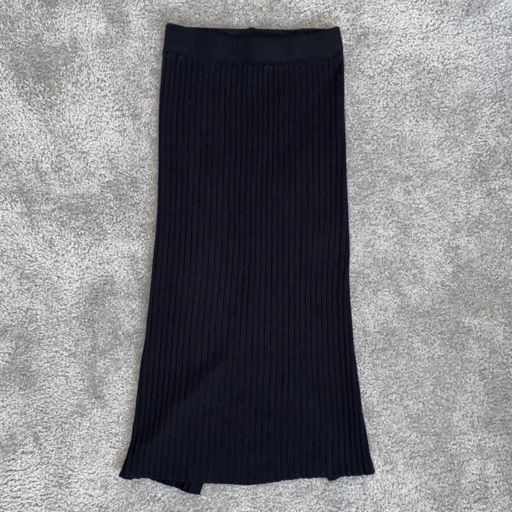 Black ribbed sweater midi-skirt with slit